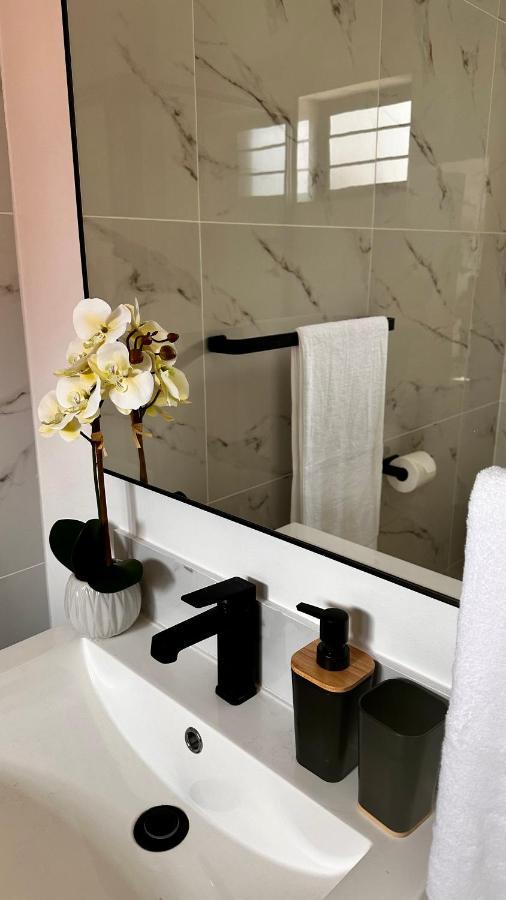 יוהנסבורג Stylish Executive Apartment With Power Backup מראה חיצוני תמונה