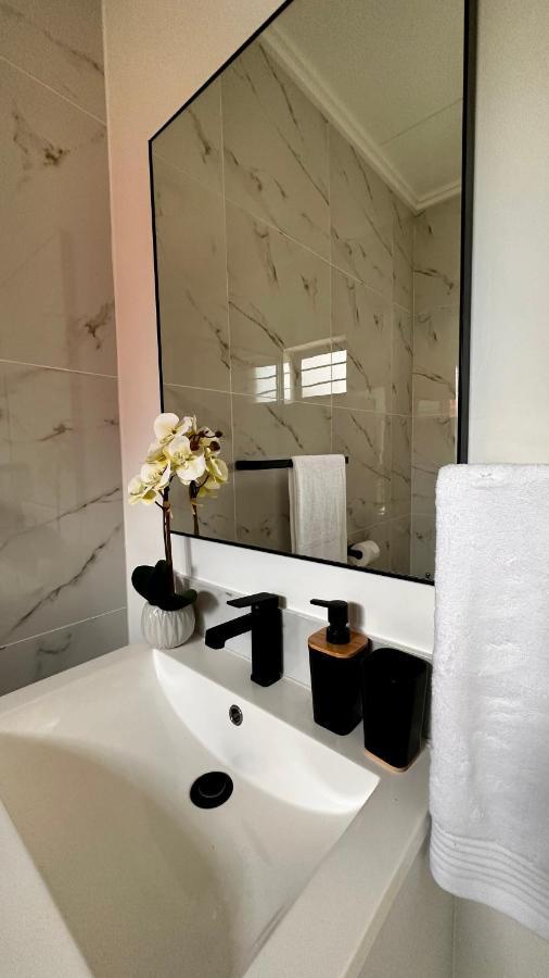 יוהנסבורג Stylish Executive Apartment With Power Backup מראה חיצוני תמונה